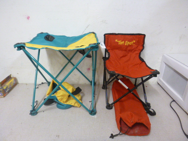 lot 11 image: Outdoor Childs Folding Table and Chair
