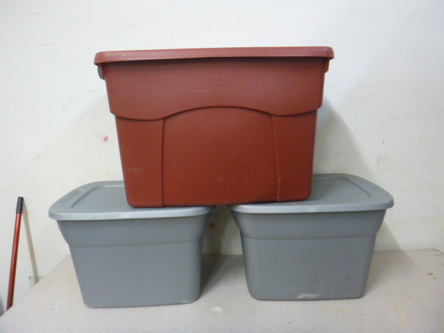 lot 32 image: 3 Totes with Lids
