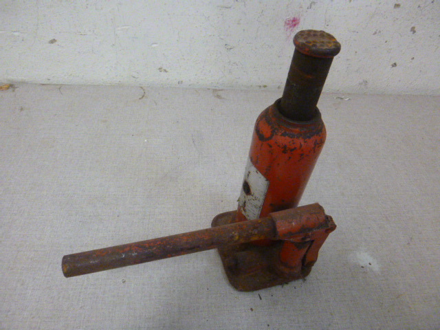 lot 44 image: Bottle Jack