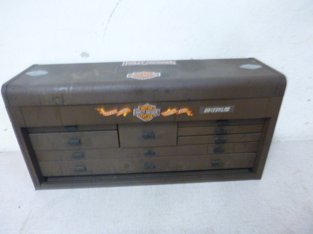 lot 83 image: Waterloo Toolbox