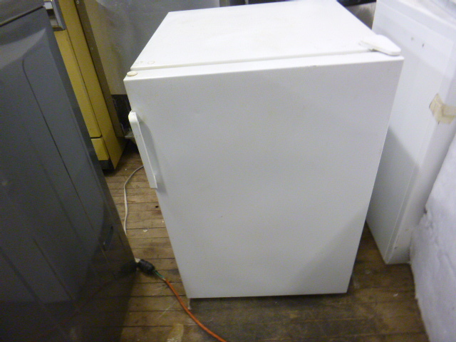 lot 103 image: Small Freezer
