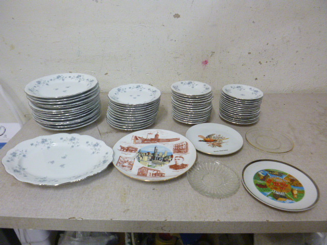 lot 123 image: Miscellaneous Dishware