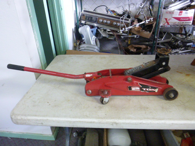 lot 190 image: Floor Jack