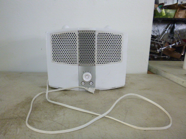 lot 207 image: Holmes Air Purifier