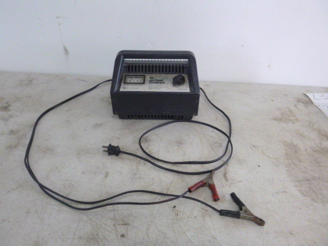 lot 229 image: Shumacher Deep Cycle Battery Charger