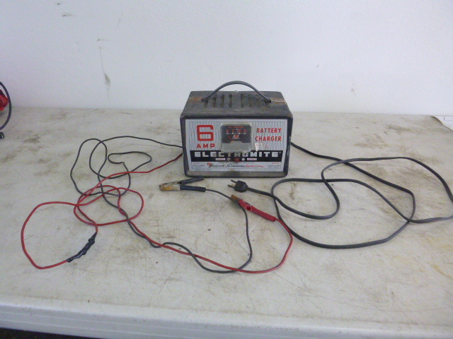 lot 230 image: Shumacher Battery Charger