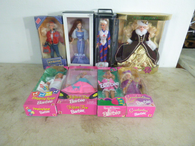 lot 289 image: 8 Barbie Dolls