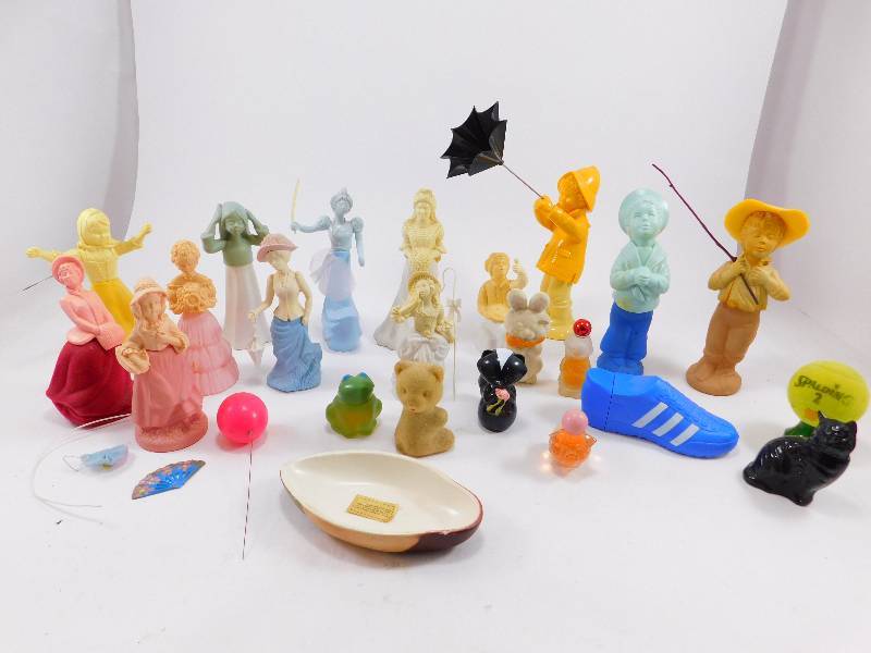 lot 27 image: Vintage Avon Cologne and Perfume Bottles