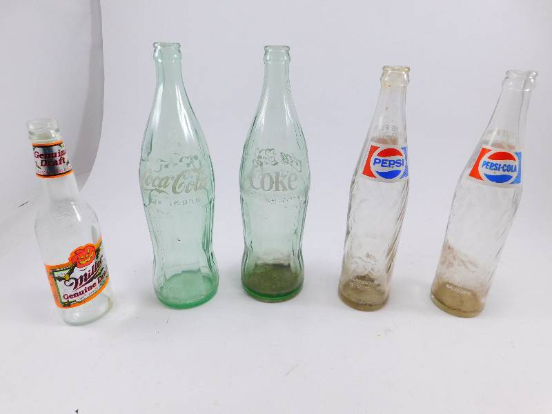 lot 29 image: Lot of Vintage Soda Pop Bottles