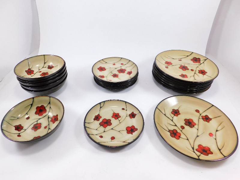 lot 31 image: Lot of 8 Pfaltzgraff Dinner Plates, 6 Bowls, and 6 Salad Plates