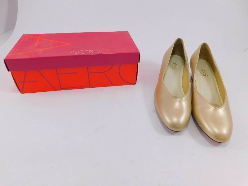 lot 52 image: Size 8.5 M Womens Shoes