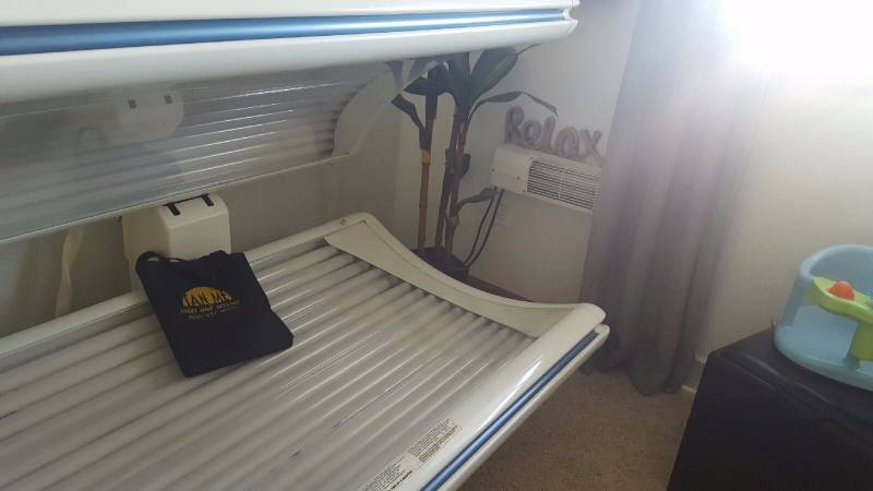 lot 1 image: Tanning Bed - Tested, works