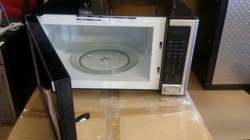 lot 48 image: Kenmore Countertop Microwave