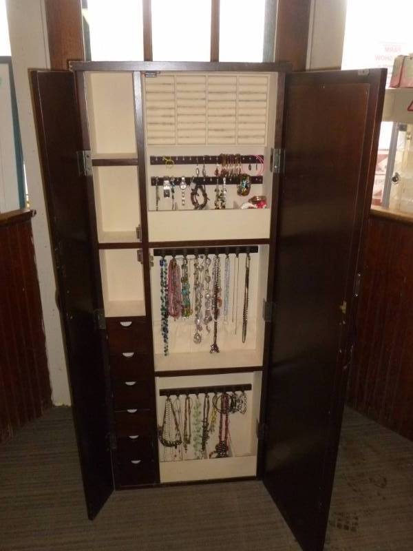 lot 3 image: Jewelry Armoire