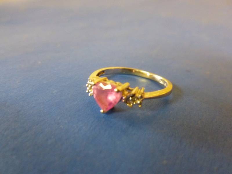 lot 4 image: Gold Ring