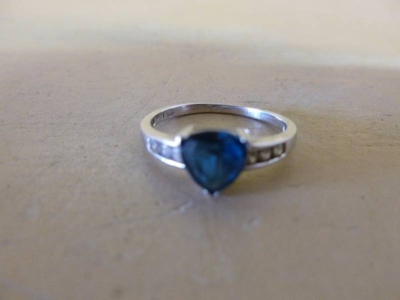 lot 6 image: Gold Ring