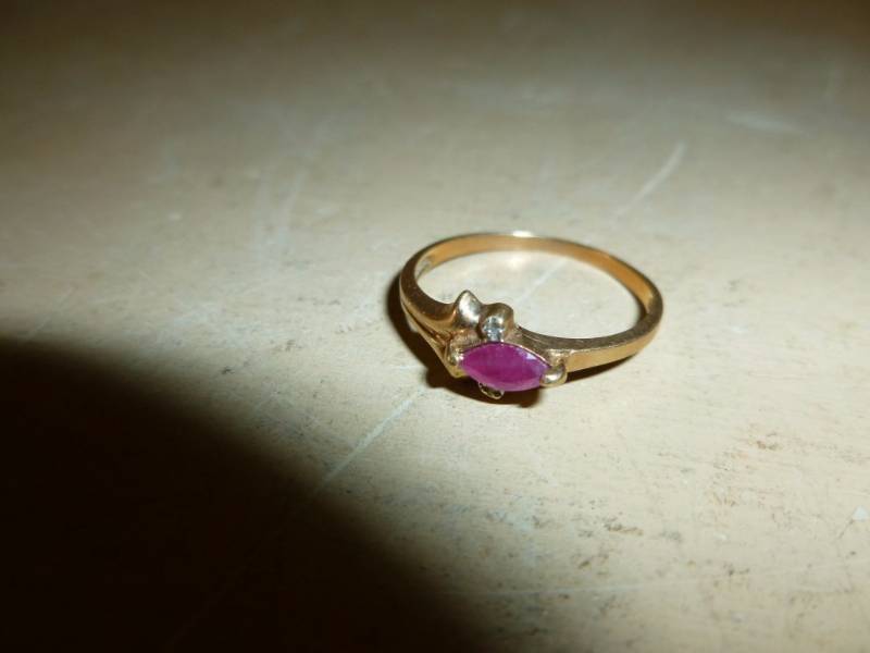 lot 8 image: Ladies Ring