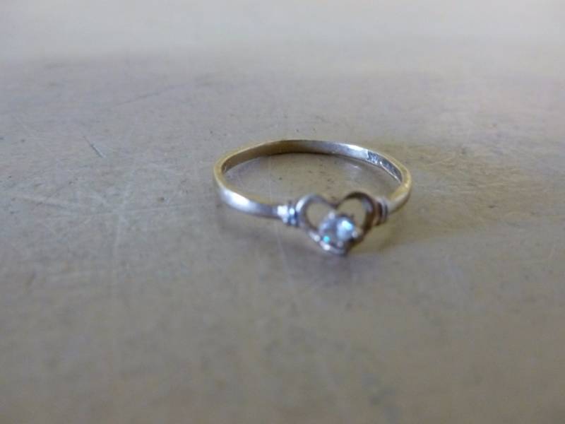 lot 9 image: Gold Ring