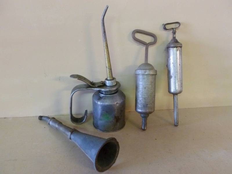 lot 86 image: Vintage Oil Related Items