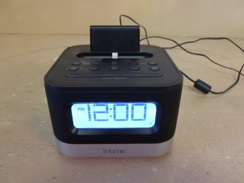 lot 138 image: Ipod Docking Alarm Clock