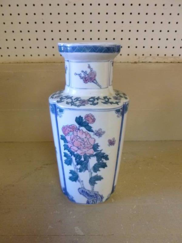 lot 161 image: Porcelain Vase