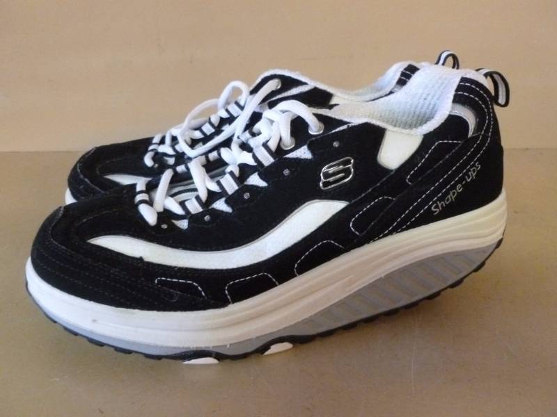 lot 168 image: Skechers Shoes
