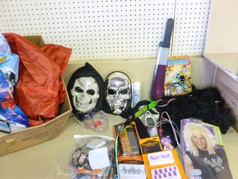 lot 200 image: Halloween Items