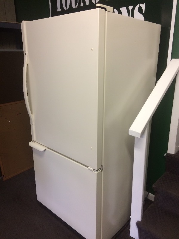 lot 2 image: 21.6 CU AMANA REFRIGERATOR