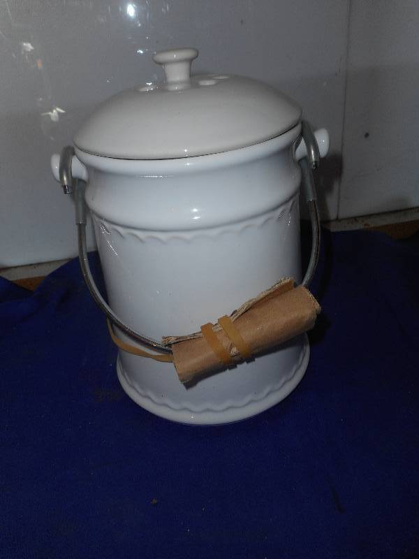 PLOW AND HEARTH COMPOST CROCK