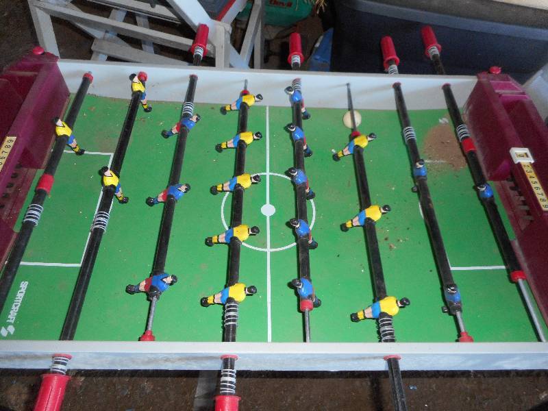 KIDS FOOSEBALL TABLE