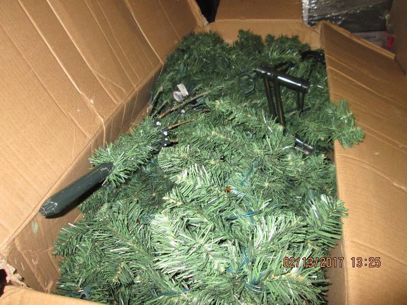 Pre-Lit Traditional Tree open box, ...