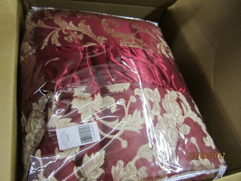 Red Queen Comforter Set, open pkg r...