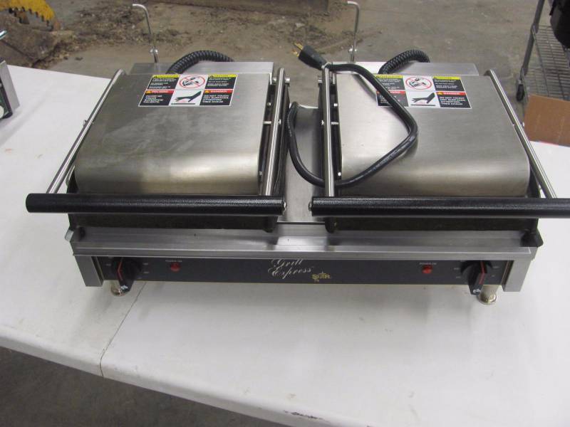 lot 15 image: Star GX20IS Dual 10x 10 Grill Express Heavy Duty Smooth Top & Bottom Panini Grill