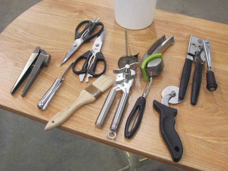 lot 61 image: Kitchen Utensil Lot