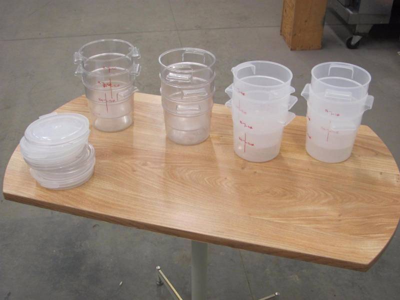 lot 79 image: 12 One Quart Food Storage Containers with Lids