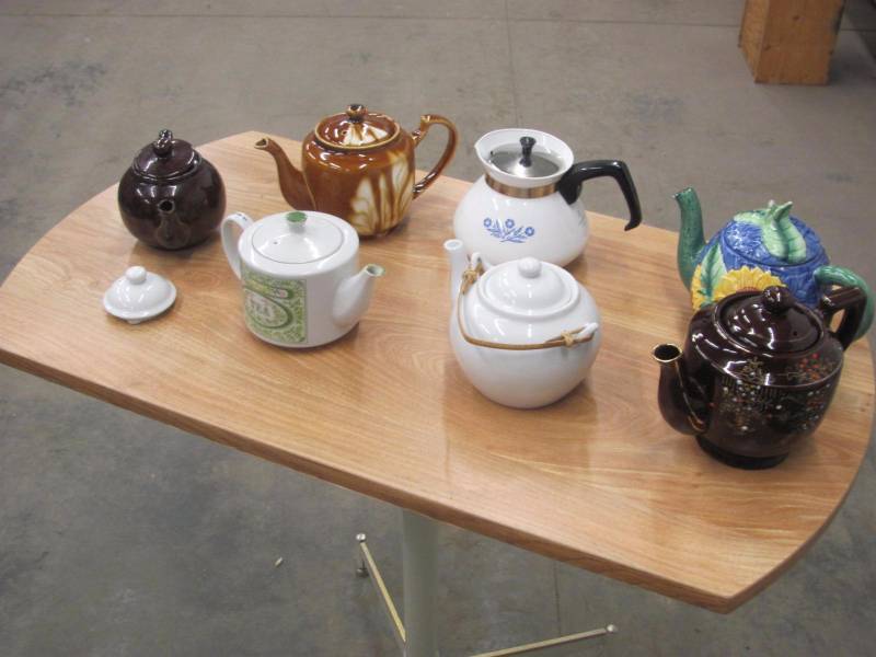 lot 85 image: 7 Count Decorative Tea Pot Lot