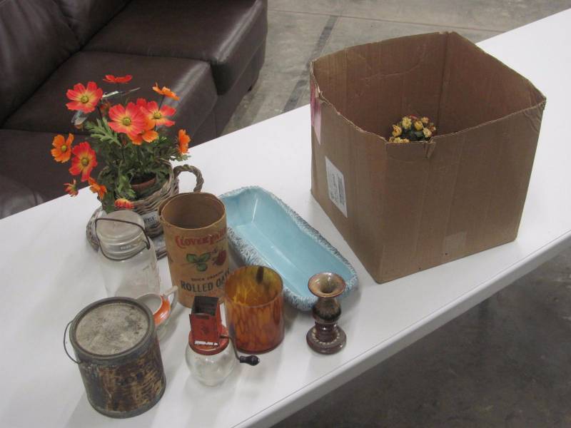 lot 141 image: Decoration Items