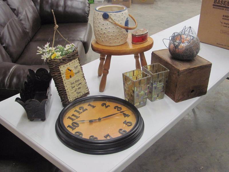 lot 143 image: Decoration Items