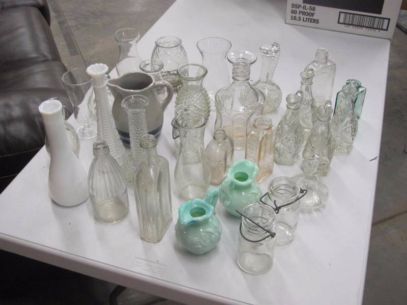 lot 149 image: Decorative Glassware Lot