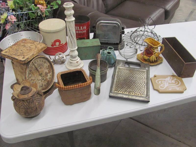lot 154 image: Decoration Items