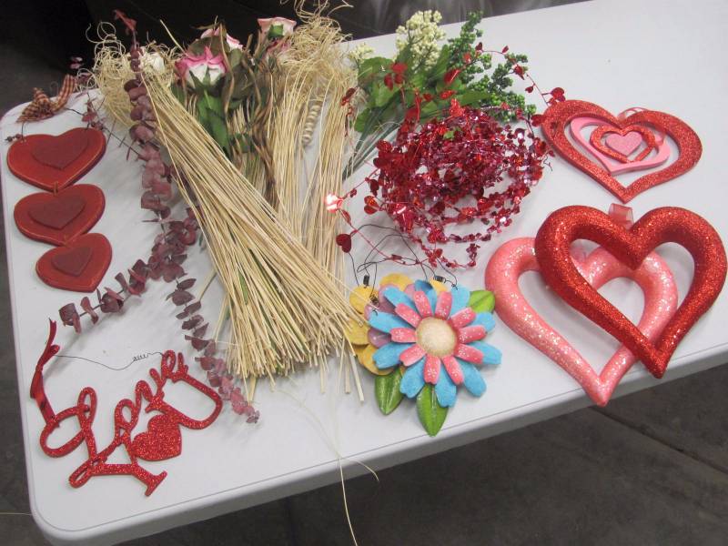 lot 156 image: Valentine Decoration Lot & More