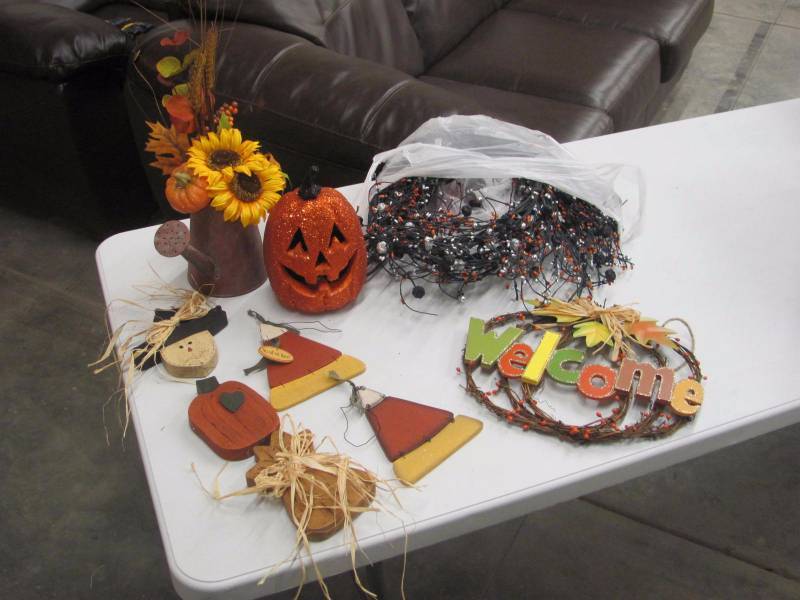 lot 159 image: Halloween Decorations Lot