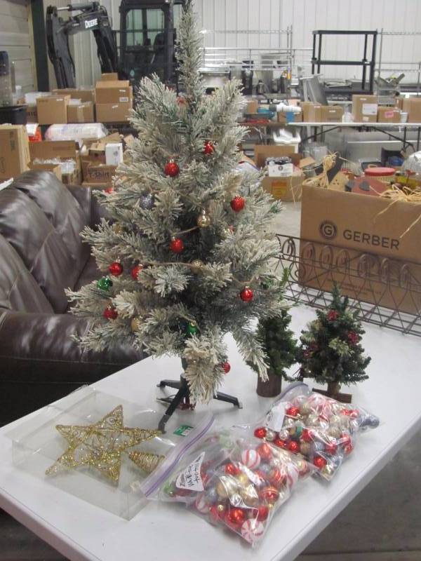 lot 161 image: Christmas Decoration Lot
