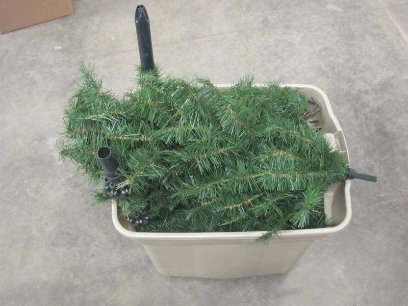 lot 162 image: 5 Artificial Christmas Tree