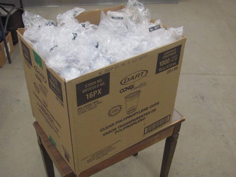 lot 192 image: 650 Count New 16PX Clear Plastic Cups With Lids
