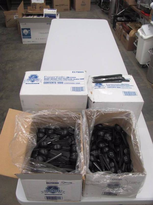 lot 197 image: Large Lot of Plastic Spoons, Forks & Knives