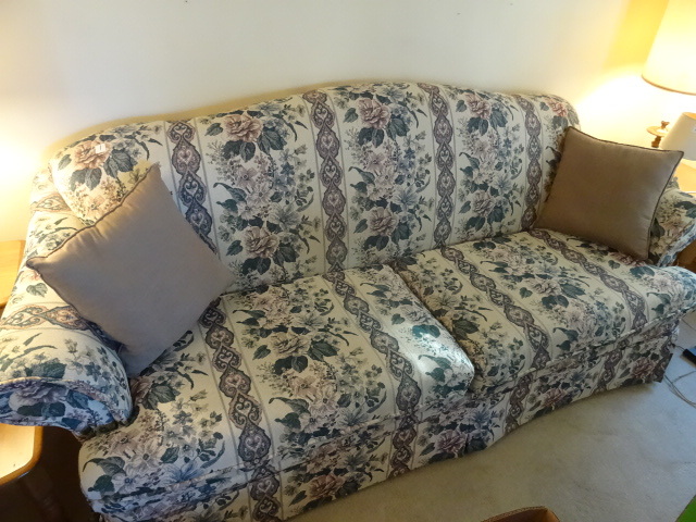 lot 1 image: 1998 Ful size sofa couch. No rips o...