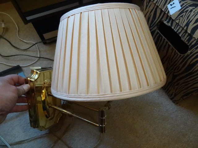lot 5 image: Vintage wall mount lamp with adjust...