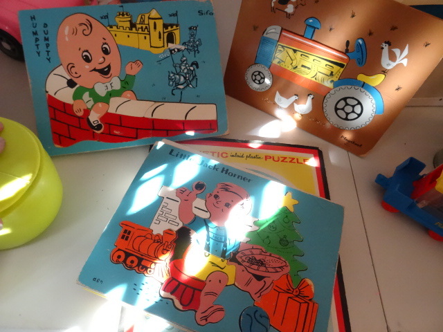 lot 13 image: Assortment of vintage wood puzzles....