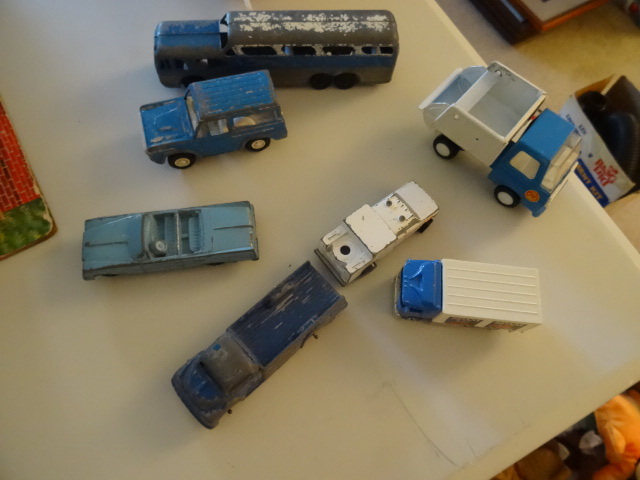 lot 16 image: Vintage die cast vehicles...